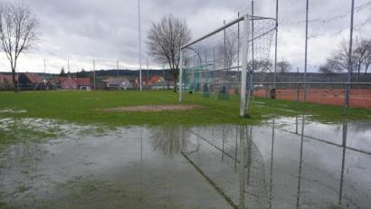 Bild: jut
Der Dauerregen hat die Fußballlpätze vielerorts unbespielbar gemacht. Etliche Rasenflächen glichen kleinen Seen - wie hier bei der DJK Ensdorf.
