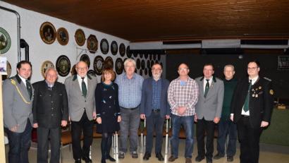 Bild: fjo
Bürgermeisterin Margit Kirzinger ehrt mit Gauschützenmeister Stefan Brandmiller, dessen Vorgänger Michael Olbrich und zweitem Schützenmeister Ludwig Nossek die Mitglieder Michael Dietl, Anton Schwarzmeier und Heinz Kunz (von rechts) für ihre langjährige Vereinstreue.