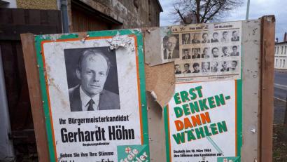 Bild: pz
Die Stelltafel mit den Wahlplakaten ist bei Aufräumarbeiten in einem der Stadel an der Schützenstraße entdeckt worden.
