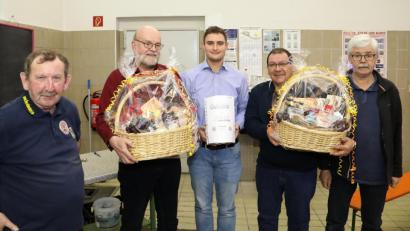 Bild: njn
Organisator Edi Bauer (links) und Feuerwehrvorsitzender Albert Vollath (rechts) mit den Gewinnern des Preisschafkopfes (von links) Roland Lochner, Matthias Fütterer und Bernhard Bauernfeind.