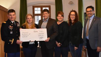 Bild: rgr
Beim USAREUR-Weihnachtskonzert zeigten sich die Zuhörer spendenfreudig. Der Elternbeirat der Mittelschule erhält so insgesamt 2500 Euro für Projekte, die den Kindern zugute kommen. Die Freude darüber ist bei Organisatoren und Empfängern – (von links) Colonel William Glaser, Melanie Richter, Bürgermeister Edgar Knobloch, Susanne Schnabel, Michaela Keck-Neidull und Rektor Thomas Schmidt – gleichermaßen groß.