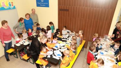 Bild: njn
Die zweitägige Mal-Aktion der Porzellanfabrik Seltmann wurde sehr gut angenommen. Unter anderem besuchte der Kindergarten Kunterbunt die Aktion. Mit auf dem Bild (von rechts hinten) Technischer Leiter Robert Melchner, Verkaufsmitarbeiterin Marion Müller, Dekordesignerin Martina Stein und Betriebsrätin Christa Kropf.
