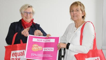 Bild: exb
Helga Forster, Gleichstellungsbeauftragte des Landkreises Schwandorf (rechts), und Dorothea Seitz-Dobler, Beauftragte für Chancengleichheit am Arbeitsmarkt der Agentur für Arbeit Schwandorf, weisen auf beachtliche Lohnunterschiede zwischen Männern und Frauen hin.