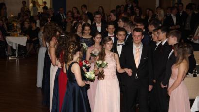 Bild: adj
Die getanzte Polonäse war der Auftakt zum Abschlussball des Tanzkurses der 10. Klassen des Gymnasiums.
