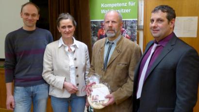 Bild: fsb
Vorsitzender Bernhard Irlbacher (rechts), Sigrid Künkler und der neue stellvertretende Vorsitzende Thomas Schmauß (links) zeichnen Reinhard Brunner aus.