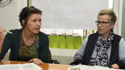 Bild: Petra Hartl
Catherine Dill (links) und Beate Mastel (rechts) machen kräftig Werbung für die Aktion „Amberg engagiert – für Insekten“. Sie soll unsere Stadt zum Blühen bringen.