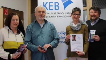 Bild: Thomas Dobler
Die zwei KEB-Geschäftsführer Hartmut Meyer und Eva Bräuer (von rechts) und die beiden Vorsitzenden der Erwachsenenbildung, Robert Glöckl (Zweiter von links) und seine Stellvertreterin Christine Franke (links), stellten gemeinsam das neue Programm der katholischen Erwachsenenbildungseinrichtung vor.