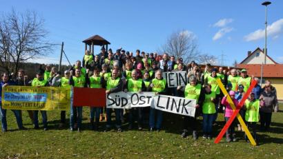 Bild: jr
Gekleidet mit Gelben Westen protestierten am Sonntagnachmittag die Rosenbühler gegen den künftigen Verlauf der Stromtrassen. Ortssprecherin Melanie Männer (hinter dem roten Plakat) hatte die Aktion organisiert.