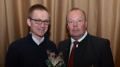 Bild: dob
WBV-Vorsitzender Hans-Peter Lang (rechts) überreichte an Andreas Büchner (links), Stützpunktleiter Pflanzgarten Bindlach, ein Präsent für den profunden Fachvortrag über Saatgut von Waldbäumen.