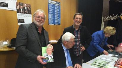 Bild: mma
Sebastian Sonntag (links) und Hans Bauer (Mitte) von der Katholischen Erwachsenenbildung freuen sich, mit Franz Alt einen renommierten und eloquenten Gast bei sich im Musikomm zu haben.