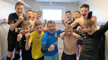 Bild: lst
Jubel in der Kabine: Die C-Junioren des FC Amberg feierten am Samstag in der Bayernliga Süd den ersten Saisonsieg.