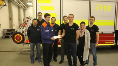 Bild: exb
Stellvertretender JU-Vorsitzender Lukas Braun überreicht Feuerwehr-Jugendsprecher 200 Euro. Mit auf dem Bild (von links): Feuerwehrkommandant Alexander Richter, Stellvertreter Carsten Englhardt, Jugendwart Sebastian Baier, JU-Schatzmeister Daniel Wegmann, stellvertretende JU-Vorstitzende Marina Placzek und JU-Vorsitzender Stefan Pappenberger.