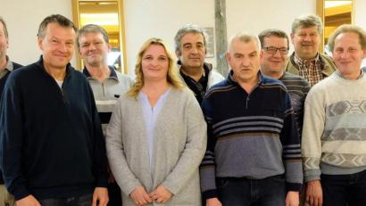 Bild: wlr
Das bewährte Team der Jagdgenossenschaft führt die Geschäfte auch in den nächsten fünf Jahren fort. Gerhard Riebel (Sechster von rechts) hatte zwar erst andere Pläne, bleibt dem Vorstand nun aber doch erhalten.