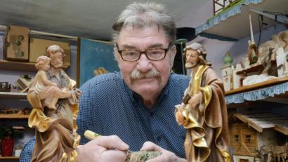 Bild: Gabi Schönberger
Josef Hierold aus Pirk handelt mit Krippenfiguren. Er weiß, woran man den Vater Jesu als Figur erkennt.