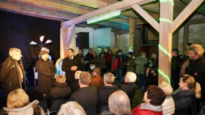 Bild: fvo
Eröffnung im alten Raiffeisengebäude von ZwischenSpielRaum. LTO Geschäftsführer Wolfgang Meidenbauer, Projekt-Leiter Adrian Wenck und Waldthurns Bürgermeister Josef Beimler (von links stehend).