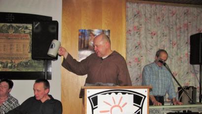 Bild: sei
Immer wieder ertönt bei der Fastenpredigt von Pater Klaus "Ein Prosit der Gemütlichkeit".