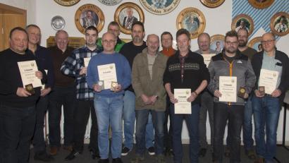 Bild: adj
Sportleiter Gerhard Krapf und Markus Bachmeier (von rechts) überreichten den Vereinsmeistern und Platzierten der Feuerschützengesellschaft Urkunden und Pokale