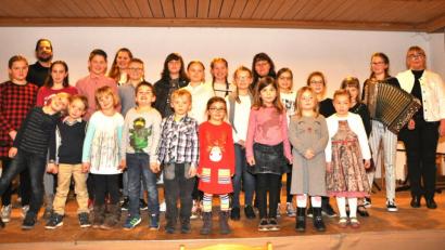 Bild: es
Barbara Nutz, Leiterin der Städtischen Musikschule Neunburg vorm Wald (rechts), erfreute mit Sylvia Felgenhauer (Klavier, Querflöte) , hinten,Mitte, und Matthias Rauscher (Gitarre ), hinten, links, beim Vorspielabend im Pfarrheim die vielen Besucher rmit Liedern und Intrumentalstücken der Mssikschüler.