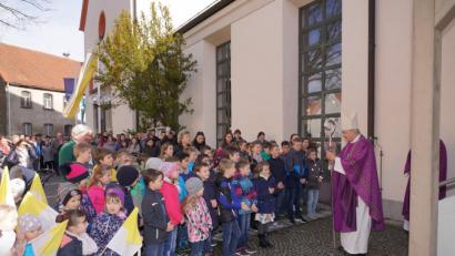 Bild: fvo
Bischof Voderholzer in Waldthurn vor d. Gottesdienst mit Kindern