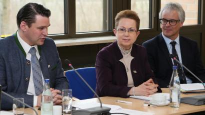 Bild: Hösamer
Regina Hildwein (Mitte) gibt nach 20 Jahren die Leitung des Kreisjugendamts ab und geht in Ruhestand. Landrat Thomas Ebeling (links) dankte ihr im Namen des Jugendhilfeausschusses. Als Nachfolger Hildweins ist ihr bisheriger Stellvertreter Martin Rothut (rechts) im Gespräch.
