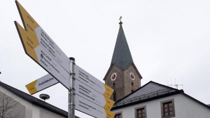 Bild: ws
Im ganzen Landkreis soll das neue Beschilderungskonzept umgesetzt werden. Nicht immer finden die Tafeln Zustimmung. Im Stadtrat wurde gar ein „Schilderwald“ beanstandet.