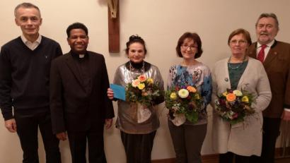 Bild: hir
Für das langjährige Engagement in der Pfarrei Pfreimd wurden Anneliese Rauch (Dritte von links), Maria Richthammer (Dritte von rechts) und Sophie Schnabel (Zweite von rechts) geehrt. Es gratulierten Pfarrgemeinderatssprecher Alois Kleierl (links), Pfarrer Georg Parampilthadathil (Zweiter von links) und Kirchenpfleger Hermann Gebhard (rechts).