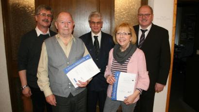 Bild: wro
Über Ehrenurkunden freuten sich Inge Wedlich (Zweite von rechts) und Alfred Spörrer (Zweiter von links). Bürgermeister Wolfgang Braun (links), VdK-Ortsvorsitzender Edwin Ulrich (Dritter von links) und Zweiter Kreisvorsitzender Reinhard Schön (rechts) gratulierten.