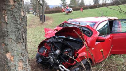 Bild: Beer
Zuerst streifte der Wagen der Frau einen Baum ehe er an einem zweiten zum Stehen kam. Die Fahrerin wurde leicht verletzt, am Auto entstand ein Totalschaden.