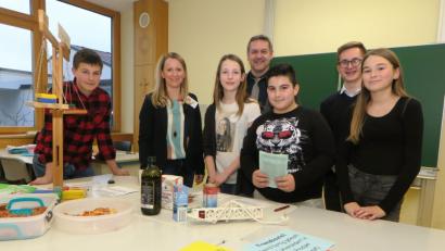 Bild: Hirsch
Lehrerin Katrin Dietl (Zweite von links) und Direktor Stefan Neumeier (Mitte) erwarteten die Schüler in den Räumen der Fachschaft Betriebswirtschaftslehre/Rechnungswesen.