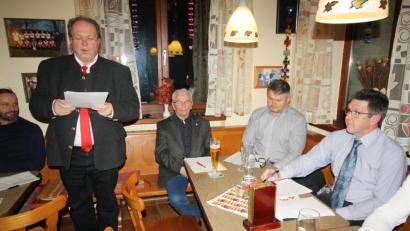 Bild: bjp
Neue musikalische Wege will Dirigent Heinz Schmidt (stehend) mit der Chorgemeinschaft Trabitz/Neustadt am Kulm gehen. Konrad Bauer, der Vorsitzende des Gesangvereins Trabitz, der Trabitzer Vizebürgermeister Franz Groß und Siegmar Bräutigam (von rechts), der Vorsitzende der "Sängergruppe Max Reger im Fränkischen Sängerbund", verfolgen aufmerksam seine Ausführungen.