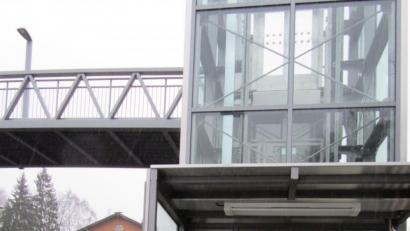 Bild: ang
Die Fahrstühle zu beiden Seiten des Bahnhaltepunkts Reuth sehen zwar fertig aus. Für den Termin, wann sie endlich in Betrieb genommen werden, ist bei der Bahn anscheinend niemand verantwortlich . Bild: ang