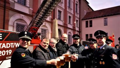 Bild: arw
Auf ein gute Fest stoßen Kommandant André Stessmann, die Bürgermeister Karlheinz Budnik und Heinrich Maier, Landrat Andreas Meier, Helmut Staratschek, Michael Spranger und Christian Münchmeier (von links) an.