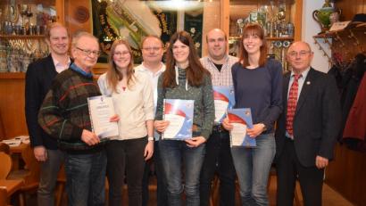 Bild: bnr
Der Nordbayerische Musikbund konnte eine Reihe von Musikern für ihre langjährige Mitarbeit auszeichnen. Seit 55 Jahren gibt Gerhard Scheuerer (Zweiter von links) mit seiner Trompete den Ton an. Seit 15 Jahren schwingt Dirigent Heribert Mirwald (Vierter von links) den Taktstock. Unsere Aufnahme zeigt von links: Bürgermeister Konrad Kiener, Vorsitzende -Stephanie Uschold, Simone Schwarz, Dominik Strähl, Manuela Wild und den Kreisvorsitzenden Josef Ferstl.