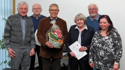 Bild: Dobmeier
Das Leitungsgremium der Deutschen Rheumaliga Arbeitsgemeinschaft Weiden-Neustadt um Vorsitzende Marion Happach (Dritte von rechts) dankte Dr. Manfred Hausel mit einem Geschenkkorb für den Fachvortrag „Gehen wir täglich sorgsam miteinander um?“