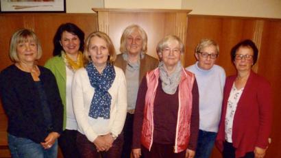 Bild: usc
Einen neuen Vorstand wählt die Frauen-Union Gebenbach (vorne, von links): Beisitzerin Gabi Kredler, Beisitzerin Hedwig Kraus, Zweite Vorsitzende Christa Sieger und Beisitzerin Monika Hager; hinten (von links): stellvertretende Kreisvorsitzende Barbara Gerl, Ortsvorsitzende Christl Kredler und Schriftführerin Brigitte Barth.