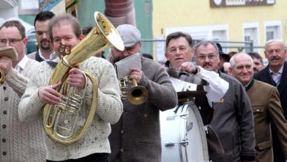 Bild: Hirsch
Sepperl in Reih und Glied: Am 19. März ziehen die Mitglieder des Josefivereins durch die Straßen von Schwandorf und feiern ihren Namenstag. Den Verein gibt es bereits seit 1874.