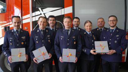 Bild: du
Bürgermeister Ernst Lenk (rechts) überreicht für 20 Jahre aktiven Dienst Gemeindeuhren an Christian Robl, Florian Zirngibl, Thomas Beer und Carola Adam (von links). Dazu gratulieren (hinten, von links) Kommandant Bernhard Eckert, Kreisbrandmeister Sebastian Hartl und Kreisbrandinspektor Martin List.