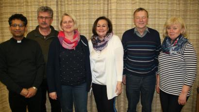 Bild: wro
Neue Zweite Vorsitzende beim Caritasverein ist Silke Bächer. Auf dem Bild von links Pfarrer Joseph, Bürgermeister Wolfgang Braun, Silke Bächer, Nicki Fürst, Alois Konz und Franziska Heindl.