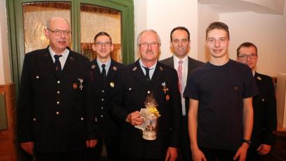 Bild: gru
Der Gerätewart geht in den Feuerwehr-Ruhestand. Von links Kommandant Alois Schuster, Jugendwart Markus Luber, der verabschiedete Werner Ehras, Bürgermeister Hans-Jürgen Strehl, der für den bestandenen Wissenstest geehrte Dominik Haas und Kreisbrandmeister Christian Meyer.