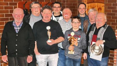 Bild: hai
Der Vereinsmeister, der zwölfjährige Jungzüchter Luca Kunnert (Vierter von rechts), und Altzüchter Josef Dötsch (Dritter von links) lieferten sich ein knappes Duell. Weitere Titel der Brieftaubenzüchtervereine „Grenzlandflieger“ und „Pointstürmer“ errangen Otto Fischer (links), Erich Walter, Max Opitz und Christian Weiss (von rechts). Ihnen gratulierte unter anderem Vorsitzender Heinz Daschner (Mitte).