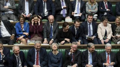Bild:  Jessica Taylor/UK Parliament/Jessica Taylor/dpa
PremierministerinTheresa May (vorne, Dritte von links), lacht während der Brexit-Debatte im britischen Unterhaus.