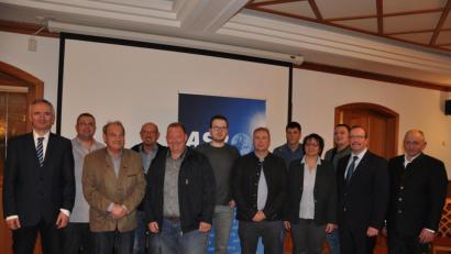 Bild: exb
Die neu gewählte ASP-Spitze (von links): Landtagsabgeordneter Harald Schwartz, Markus Donhauser, Josef Hetzenecker, Emmeram Luber, Ewald Stiegler, Fabian Gottschalk, Matthias Rackwitz, Tobias Neidl, Sabine Rackwitz, Maximilian Klose, Andreas Otterbein, und der 2. Bürgermeister Freudenbergs, Franz Weiß.