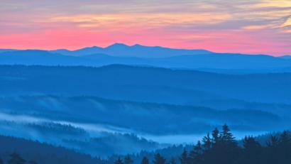 Bild: Günter Moser
Das Arber-Massiv von Hainstetten aus gesehen. Die Luftlinie Richtung Osten beträgt ungefähr 100 Kilometer.