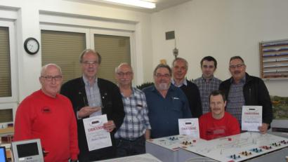 Bild: wrt
Vorsitzender Robert Beer (links) gratuliert den Geehrten der Modelleisenbahnfreunde.