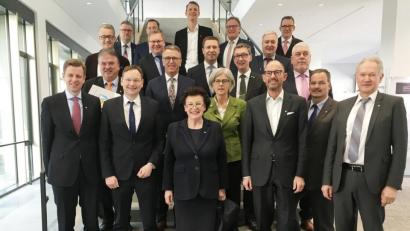 Bild: exb
Im Bild vorne von links nach rechts: Landrat Oliver Bär (Landkreis Hof), Staatsminister Hans Reichhart, Birgit Seelbinder (Präsidentin Euregio Egrensis), Christa Standecker (Geschäftsführerin Metropolregion Nürnberg), Professor Klaus Wübbenhorst (Metropolregion Nürnberg), Günter Finzel (Geschäftsführer Forum Verkehr und Planung), Landrat Karl Döhler (Politischer Sprecher Forum Verkehr und Planung, Landkreis Wunsiedel); zweite Reihe von links: Landrat Klaus-Peter Söllner (Landkreis Kulmbach), Franz Stahl (2. stellvertretender Ratsvorsitzender Metropolregion Nürnberg), Landrat Matthias Dießl (Landkreis Fürth), Andreas Mäder (Geschäftsführer VGN), Oberbürgermeister Norbert Tessmer (Stadt Coburg); dritte Reihe: Bürgermeister Patrick Ruh (Stadt Feuchtwangen), Oberbürgermeister Michael Cerny (Stadt Amberg), Harald Leupold (Koordinator Leitbild WaBe), Wolfram Brehm (Stv. Wirtschaftsvorsitzender Metropolregion Nürnberg); letzte Reihe: Bürgermeister Michael Göth (Stadt Sulzbach-Rosenberg), Landrat Armin Kroder (1. stellvertretender Ratsvorsitzender Metropolregion Nürnberg, Landkreis Nürnberger Land), Oberbürgermeister Matthias Thürauf (Stadt Schwabach).