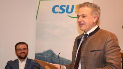 Bild: rpp
Überörtliches Denken forderte Landratskandidat Roland Grillmeier bei der JHV der CSU Kastl. Einer großen Landstadt Fichtelgebirge erteilte er aber eine Absage.