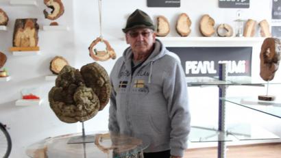 Bild: heb
Gerhard Spitzl hat mit dem Baumpilz mit über 40 Zentimeter Durchmesser einen besonderen Fund gemacht. Präsentiert hat er das Paradestück auf einem aus Baumstämmen selbstgebauten Tisch.