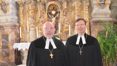 Bild: Kunz
Regionalbischof Hans-Martin Weiss (links, mit Dekan Wenrich Slenczka) verabschiedet sich am Sonntagvormittag in St. Michael mit sehr persönlichen Worten .