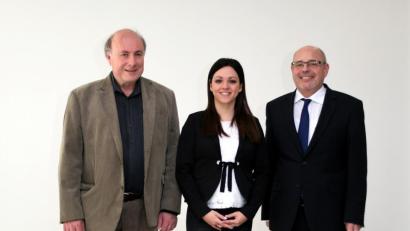 Bild: exb
Schulleiter Georg Hecht und Lehrerin Christina Schenk begrüßten den Leiter der Bundesbankfiliale Regensburg, Reinhard Pfaffel (rechts), am Stiftland-Gymnasium.