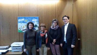 Bild: eig
Das Bayernwerk spendet der Gemeinde 1000 Euro für soziale und kulturelle Zwecke. Der Kommunalbetreuer Markus Windisch (rechts) hat die Spende Bürgermeisterin Marianne Rauh überreicht, die das Geld verteilt an das Team des Erlebnisgartens „Schlupfwinkel“ und den Kindergarten, der die Summe in Spielgeräte und Lernmaterial für den neuen Anbau investieren wird. Rauh dankte Windisch im Beisein der Kinder- und Jugendbeauftragten Beate Spickenreuther (Zweite von rechts) und der Kindergarten-Mitarbeiterin Stefanie Peschla (links).